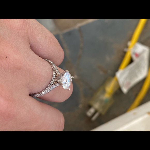 Moissanite diamond engagement ring 2 carats - Picture 5 of 11
